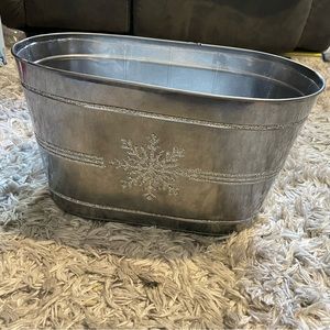 Christmas tin with sparkly snowflake Melrose International, LLC